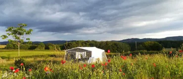 Combi-Camp vouwwagen op de camping met landschap uitzicht