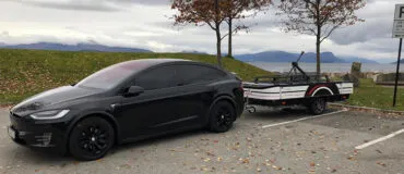 Combi-Camp Country vouwwagen achter Tesla in Noorwegen op de set van Top Gear