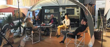 Klanten in showroom Aart Kok Adventure Heemstede met de Combi-Camp FLEXI vouwwagen