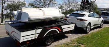 Combi-Camp Country vouwwagen achter elektrische Jaguar auto