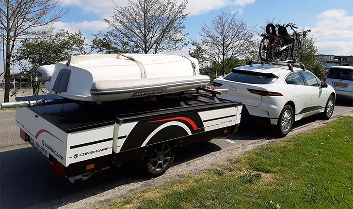 Combi-Camp Country vouwwagen achter elektrische Jaguar auto