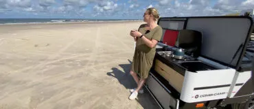 Combi-Camp Country vouwwagen op het strand met open keuken