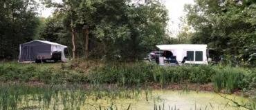 Twee Combi-Camp Country vouwwagens op de camping