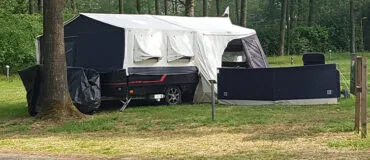 Combi-Camp Country Black Edition vouwwagen op de camping