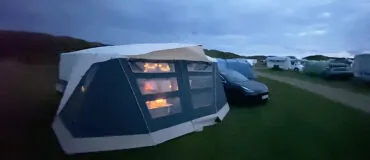 Combi-Camp Country vouwwagen op camping met Tesla