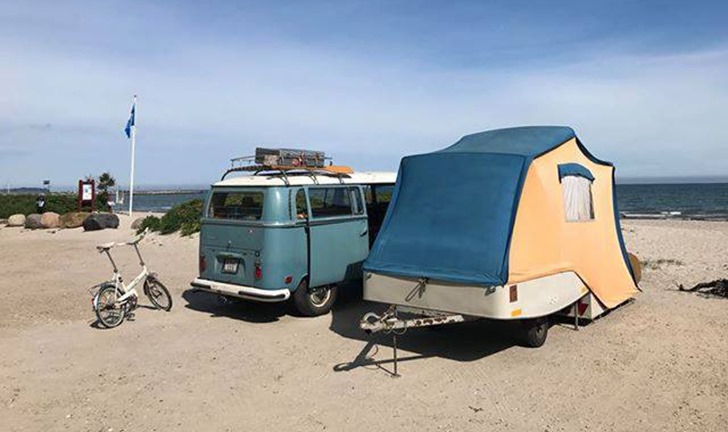 Oude Combi-Camp vouwwagen op het strand