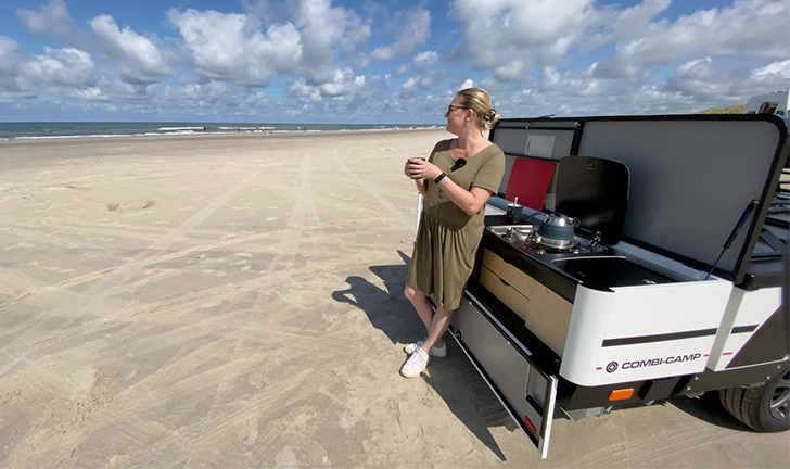 Country met keuken op het strand